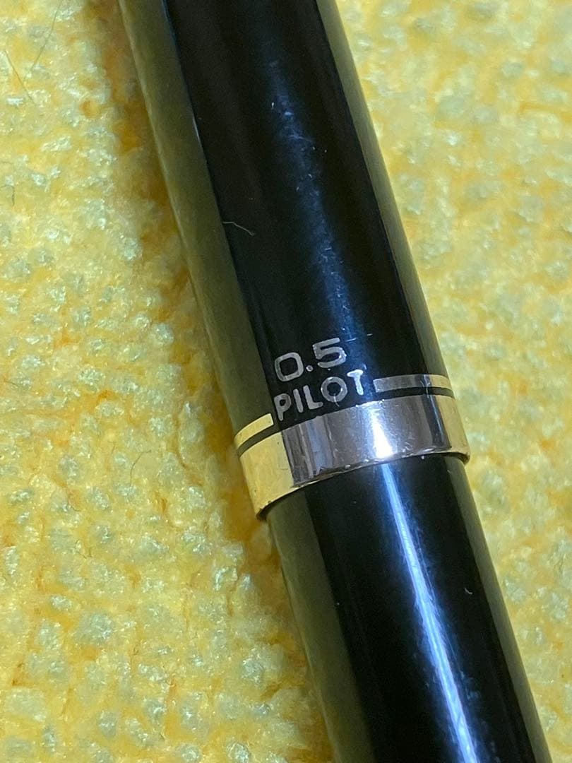 Pilot Elite fountain pen and mechanical pencil set with half-grid engraving and 14K gold fine nib