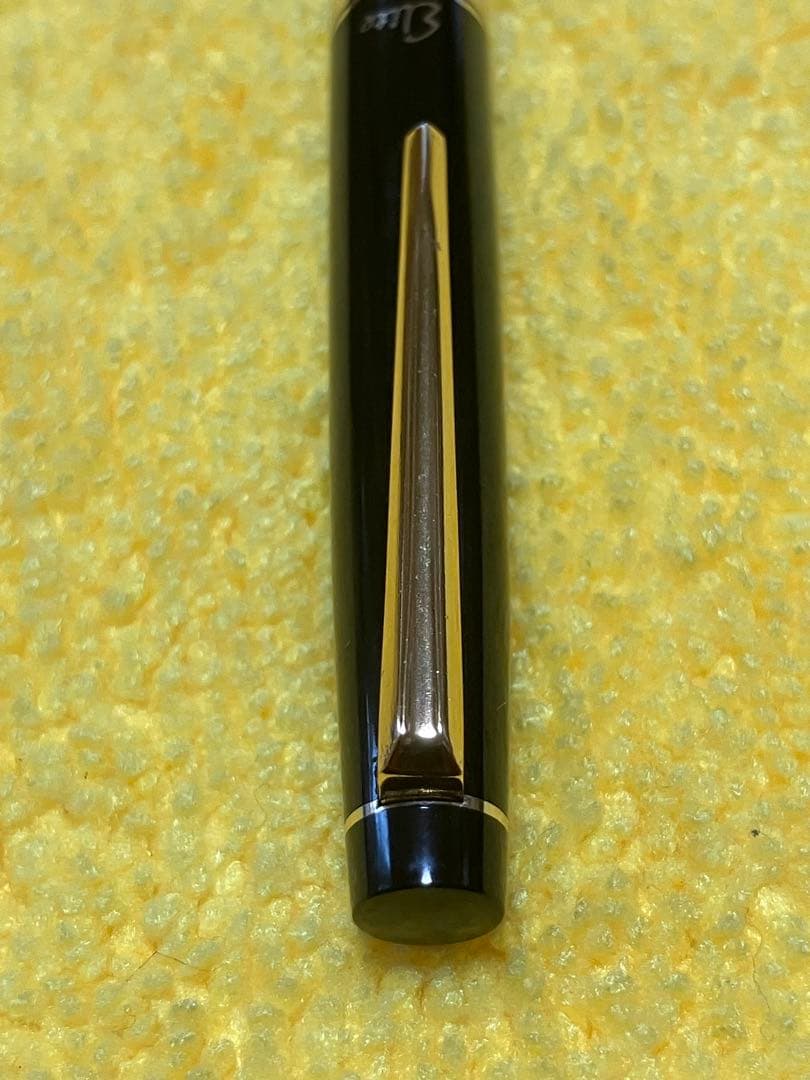 Pilot Elite fountain pen and mechanical pencil set with half-grid engraving and 14K gold fine nib