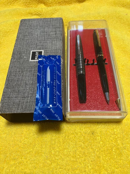 Pilot Elite fountain pen and mechanical pencil set with half-grid engraving and 14K gold fine nib