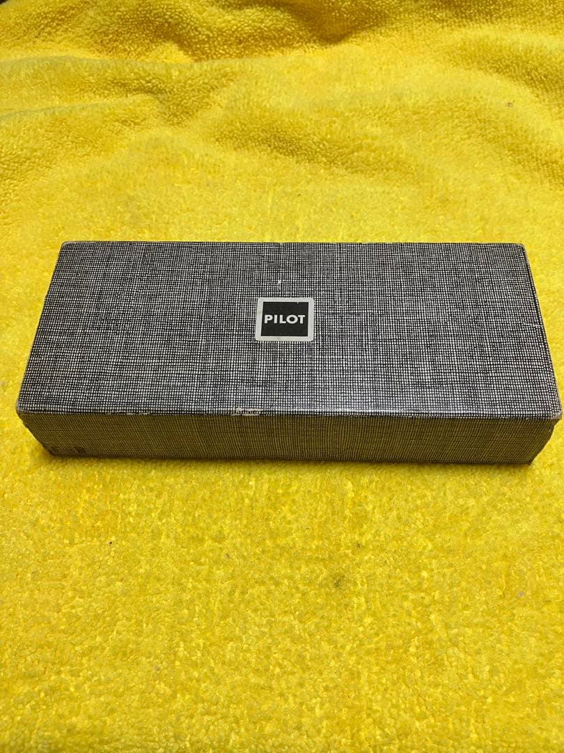 Pilot Elite fountain pen and mechanical pencil set with half-grid engraving and 14K gold fine nib