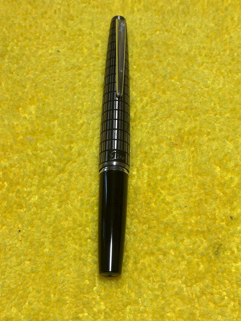 Pilot Elite fountain pen and mechanical pencil set with half-grid engraving and 14K gold fine nib