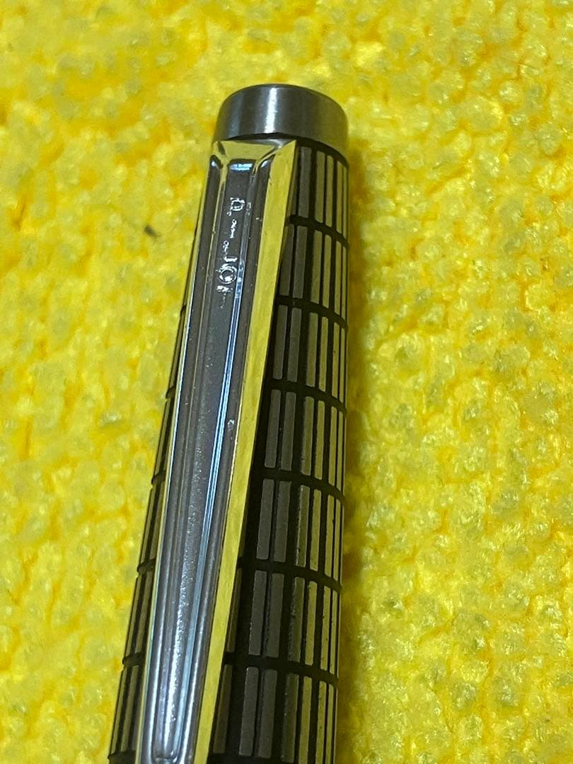 Pilot Elite fountain pen and mechanical pencil set with half-grid engraving and 14K gold fine nib