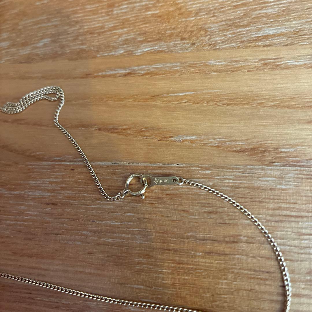 18K gold Akoya pearl necklace featuring a simple gold tone chain with no decorations or accessories
