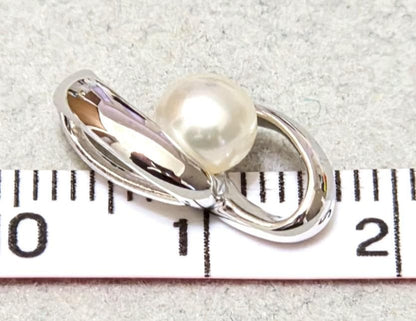 Tasaki Pearl Silver Necklace Top 43751 showcasing lustrous pearls on silver chain with detailed close-up