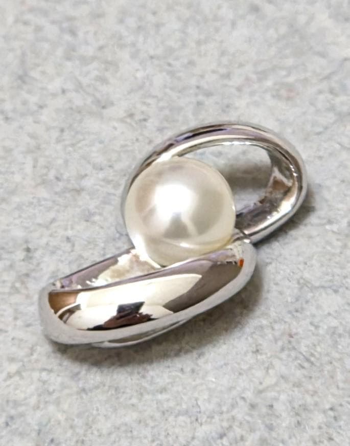 Tasaki Pearl Silver Necklace Top 43751 showcasing lustrous pearls on silver chain with detailed close-up