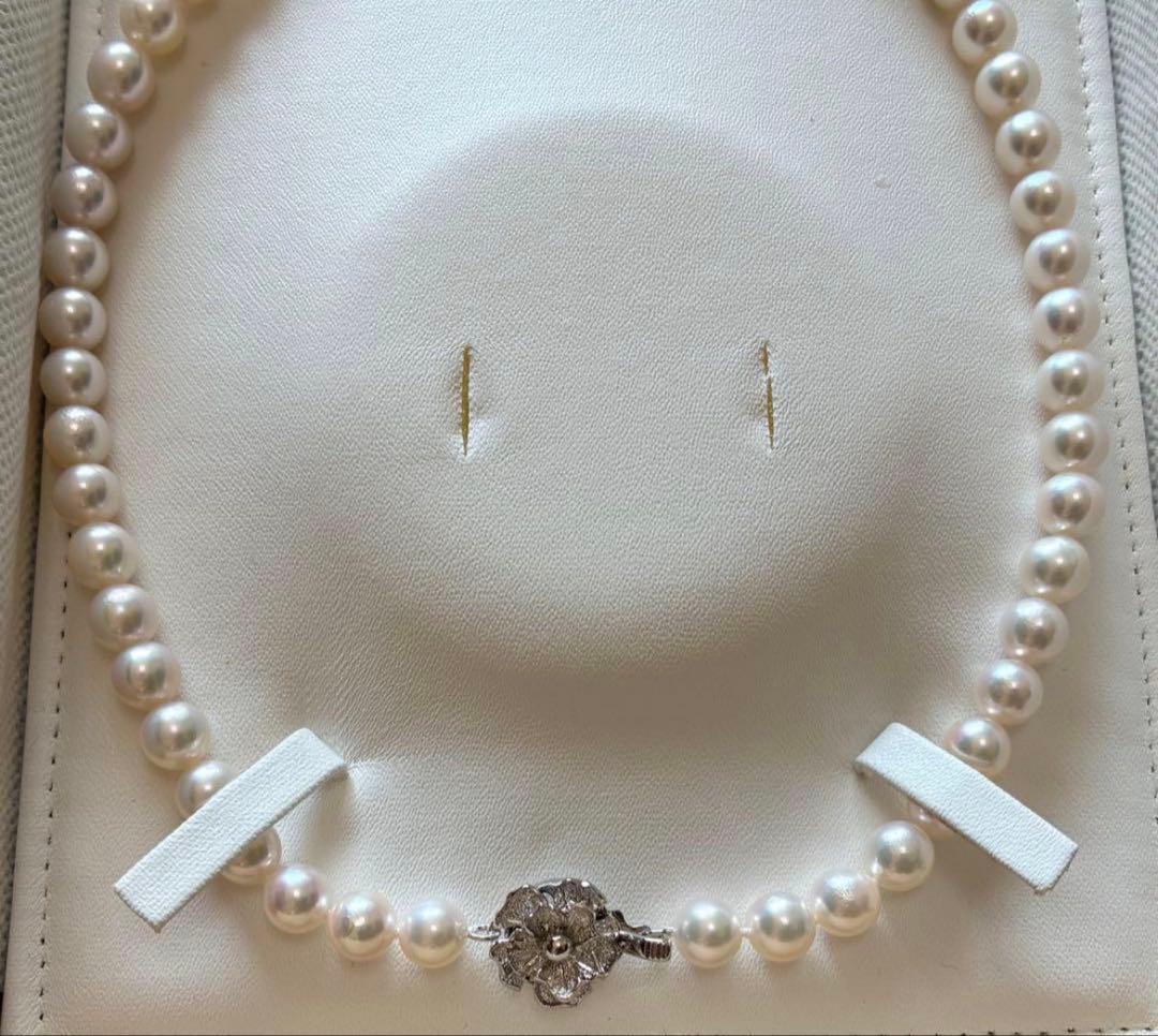 Akoya Flower Pearl Necklace with 7.5-8.0mm pink pearls, 43cm length, silver clasp, displayed on white background