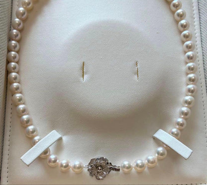 Akoya Flower Pearl Necklace with 7.5-8.0mm pink pearls, 43cm length, silver clasp, displayed on white background