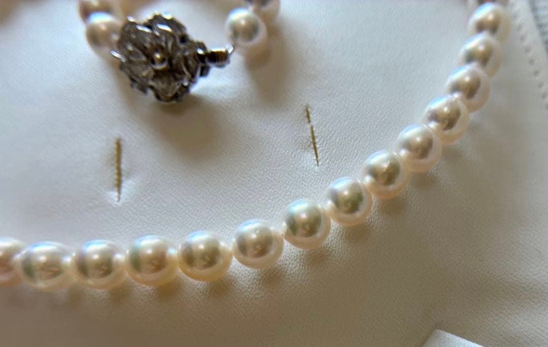 Akoya Flower Pearl Necklace with 7.5-8.0mm pink pearls, 43cm length, silver clasp, displayed on white background