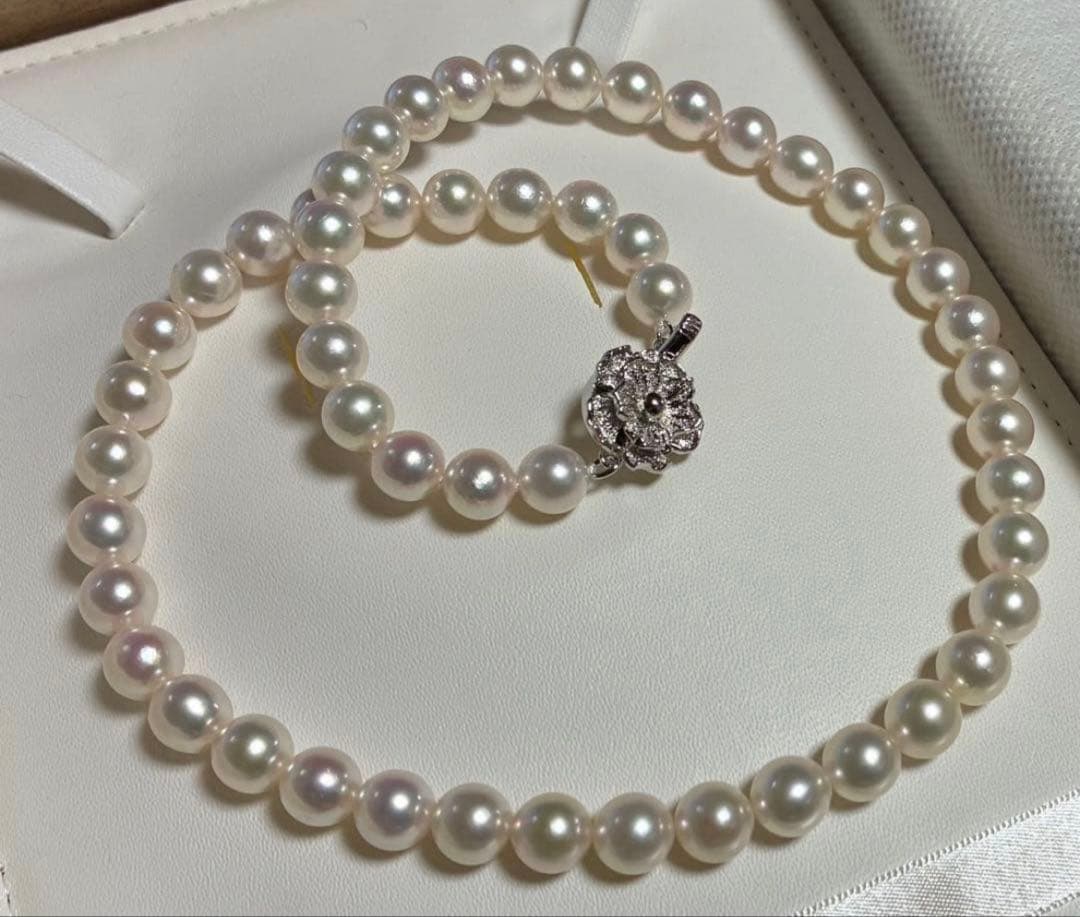 Akoya Flower Pearl Necklace with 7.5-8.0mm pink pearls, 43cm length, silver clasp, displayed on white background