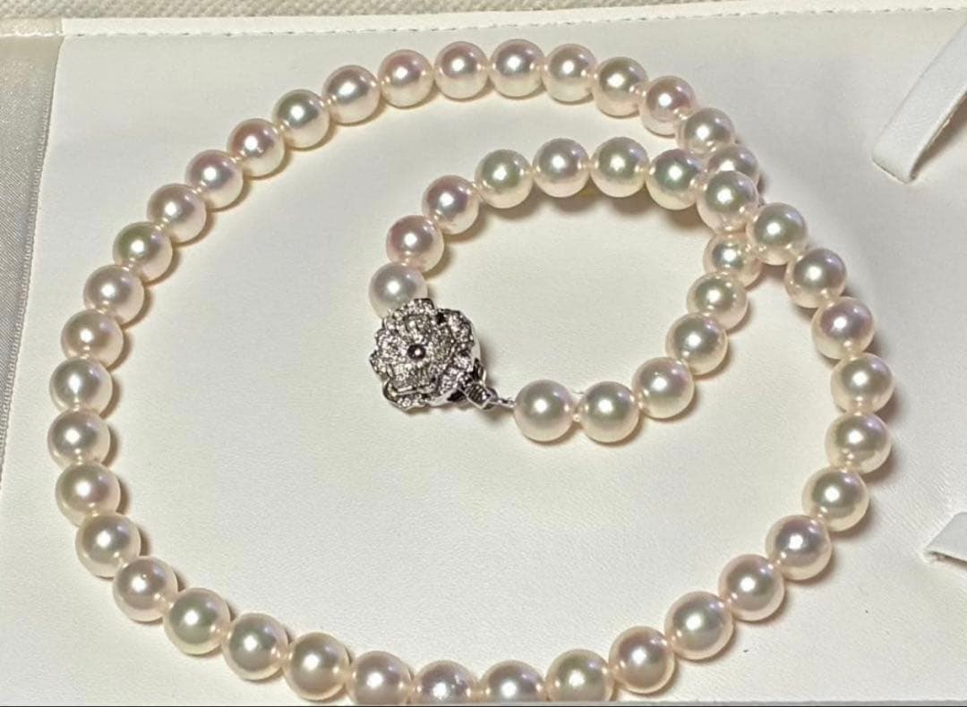 Akoya Flower Pearl Necklace with 7.5-8.0mm pink pearls, 43cm length, silver clasp, displayed on white background