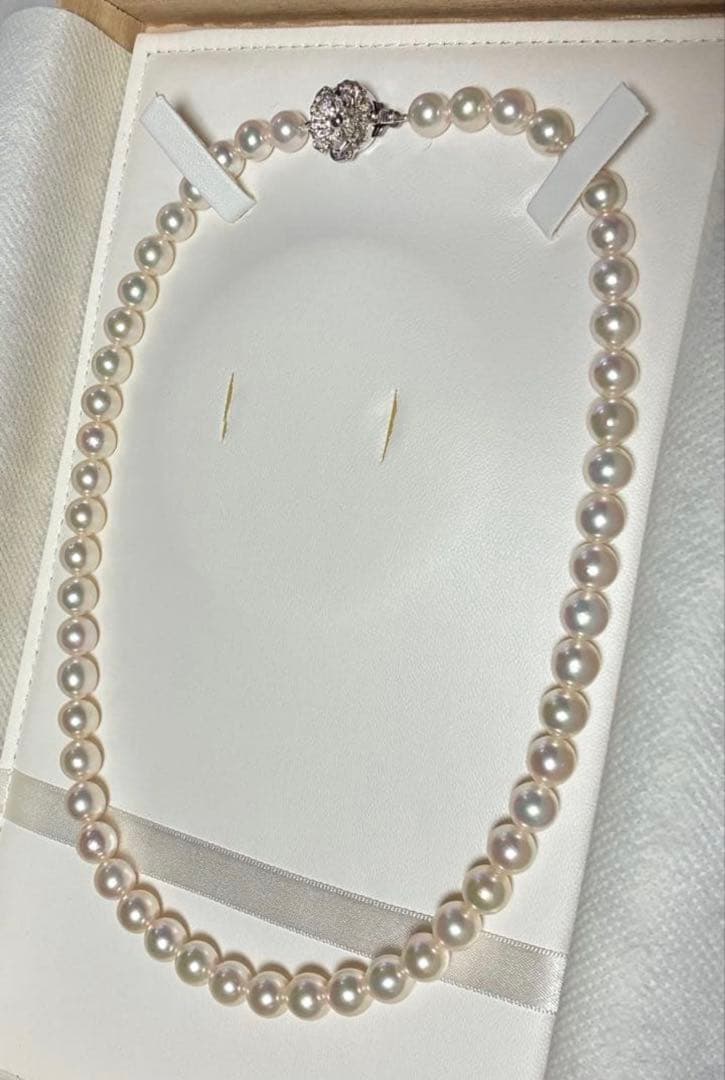 Akoya Flower Pearl Necklace with 7.5-8.0mm pink pearls, 43cm length, silver clasp, displayed on white background