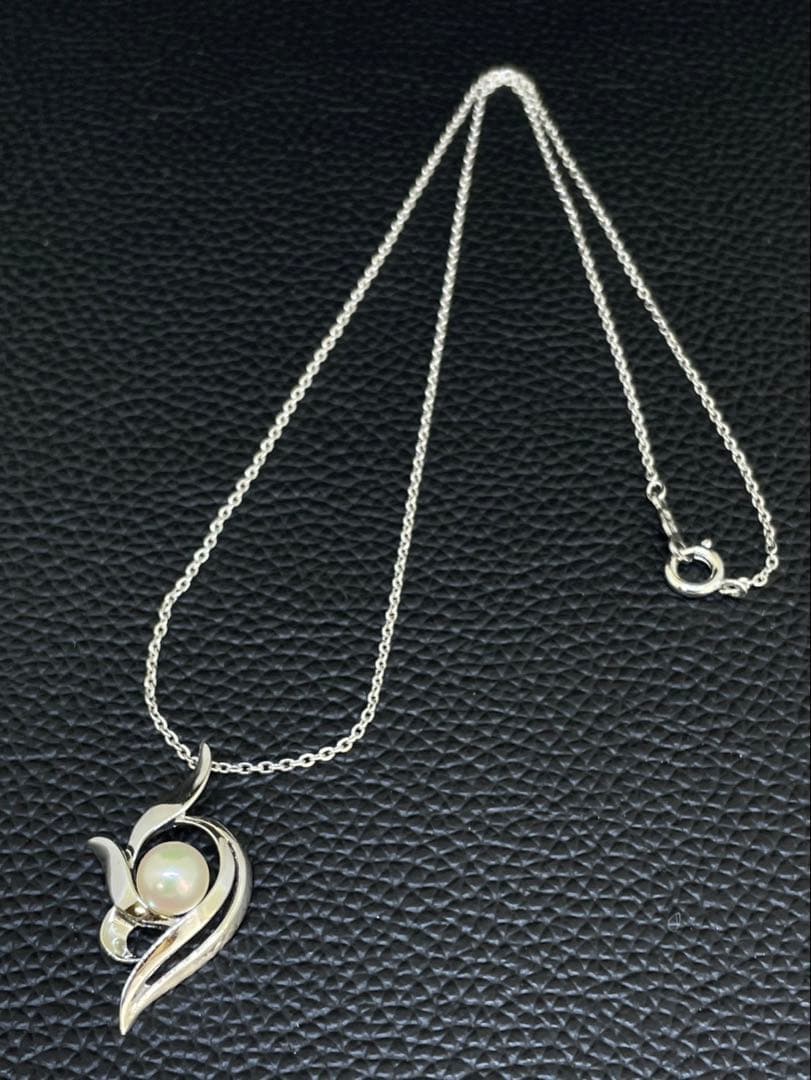 Mikimoto silver necklace featuring a single pearl pendant on a 40cm chain
