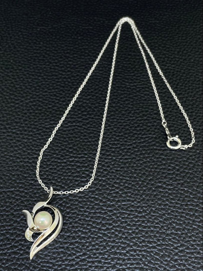 Mikimoto silver necklace featuring a single pearl pendant on a 40cm chain