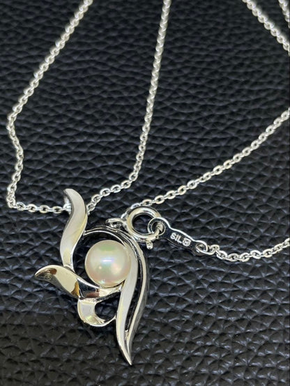 Mikimoto silver necklace featuring a single pearl pendant on a 40cm chain