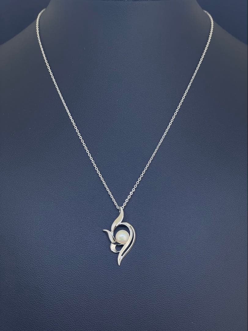 Mikimoto silver necklace featuring a single pearl pendant on a 40cm chain