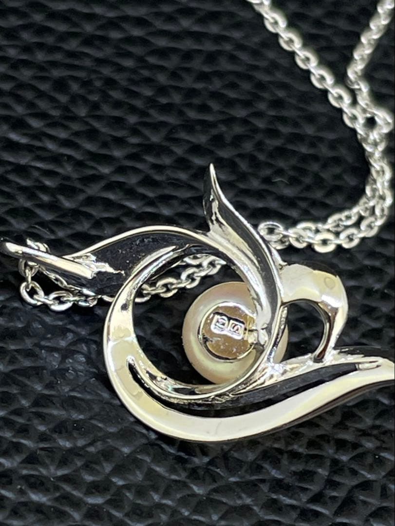 Mikimoto silver necklace featuring a single pearl pendant on a 40cm chain