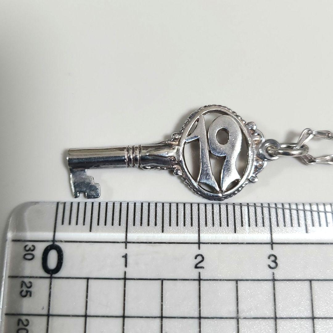 Agate Silver 925 key-shaped pendant necklace with a 40cm silver chain on white background