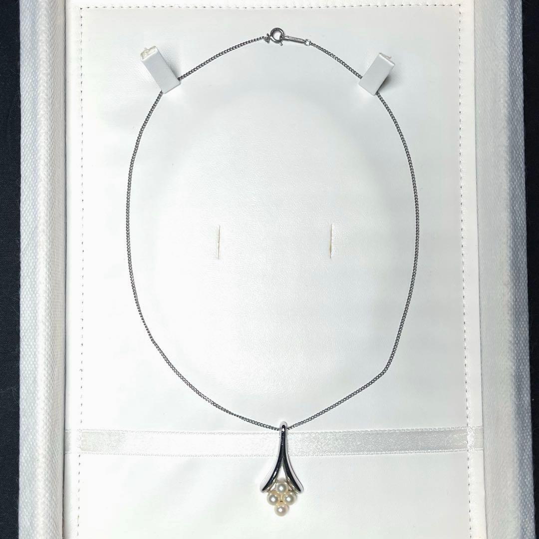 Chōkishō Mikimoto Akoya pearl necklace with 4.8 to 4.9 mm round pearls on 39 cm silver chain with engraved Mikimoto logo