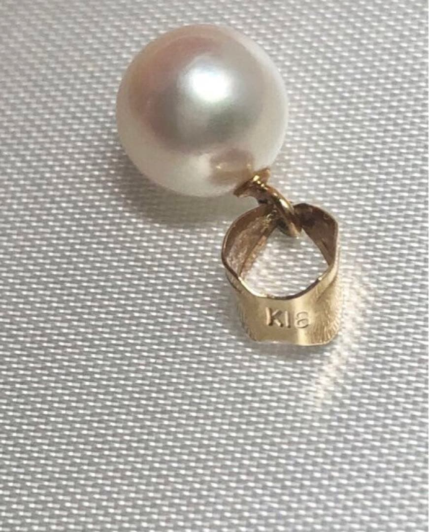 Akoya pearl pendant top white pale pink round 7.3mm with K18 bail showing slight surface blemishes
