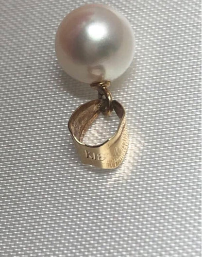 Akoya pearl pendant top white pale pink round 7.3mm with K18 bail showing slight surface blemishes