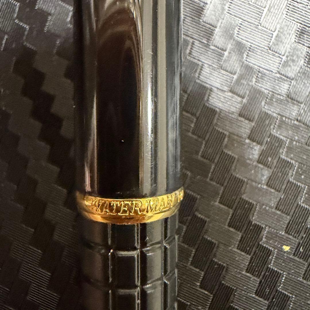 Waterman Exclusive 18K-750 black and gold fountain pen with sleek design