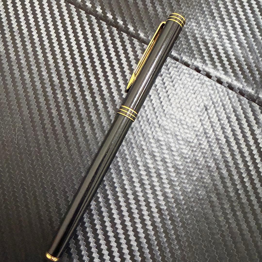Waterman Exclusive 18K-750 black and gold fountain pen with sleek design