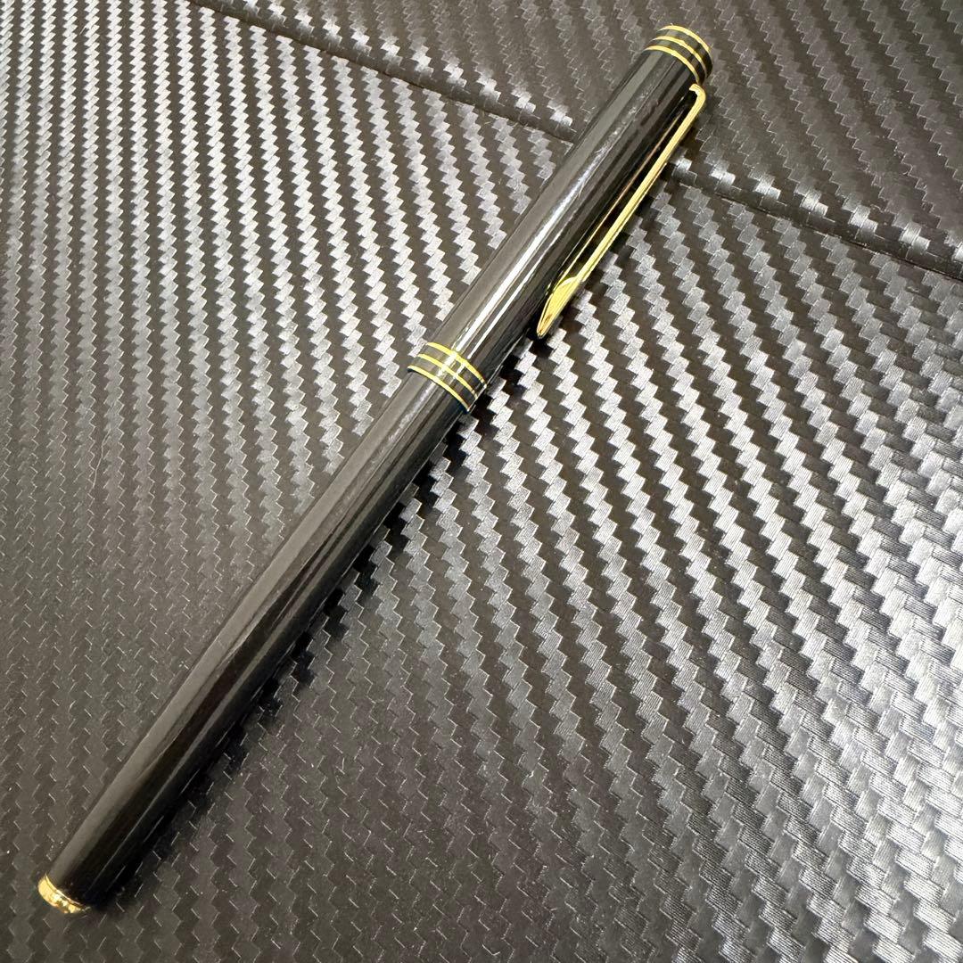 Waterman Exclusive 18K-750 black and gold fountain pen with sleek design
