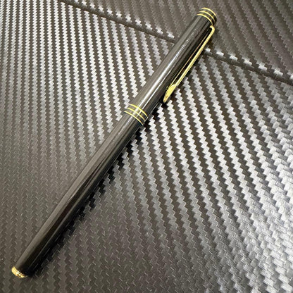 Waterman Exclusive 18K-750 black and gold fountain pen with sleek design