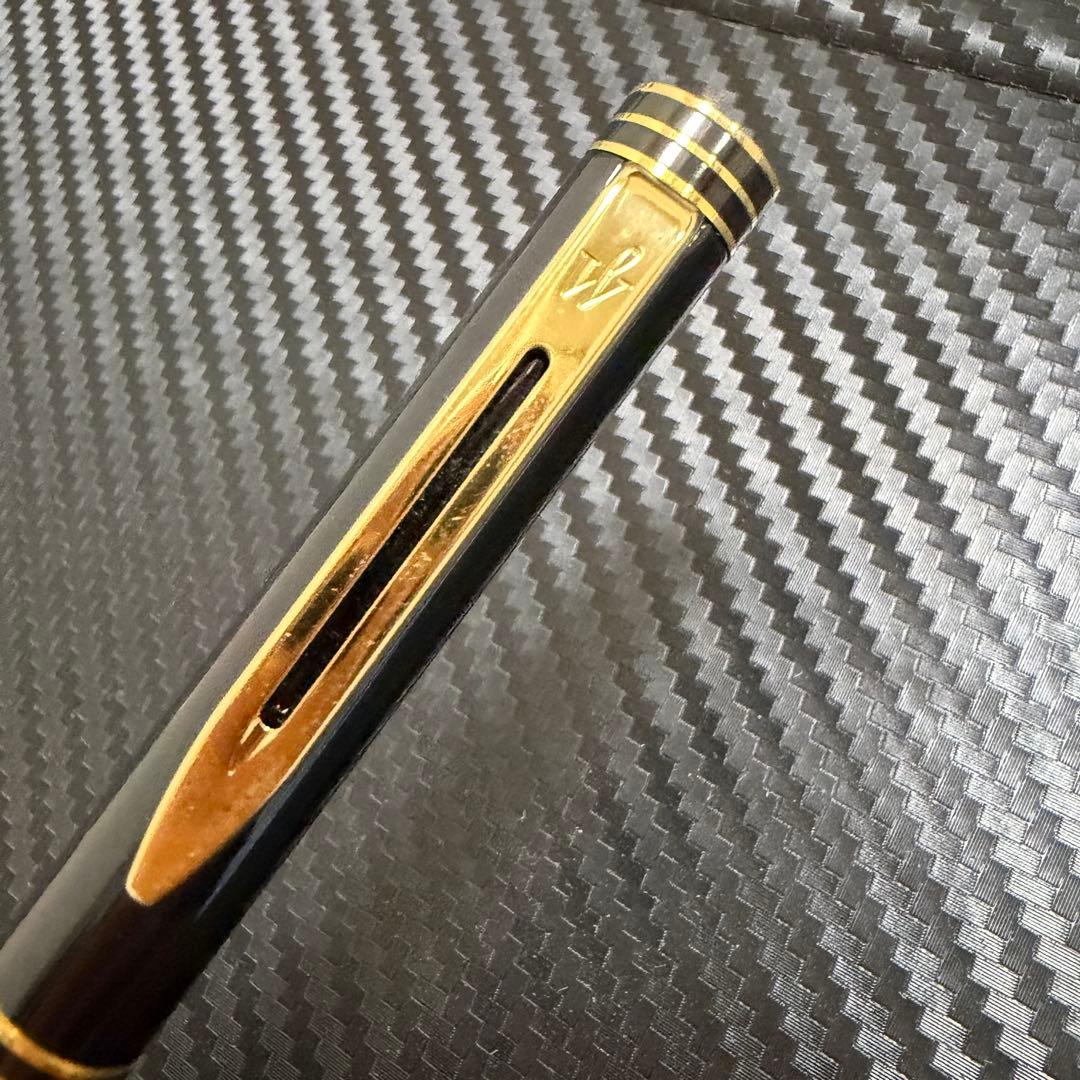 Waterman Exclusive 18K-750 black and gold fountain pen with sleek design