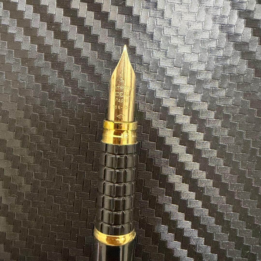 Waterman Exclusive 18K-750 black and gold fountain pen with sleek design