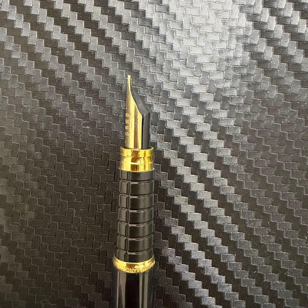 Waterman Exclusive 18K-750 black and gold fountain pen with sleek design
