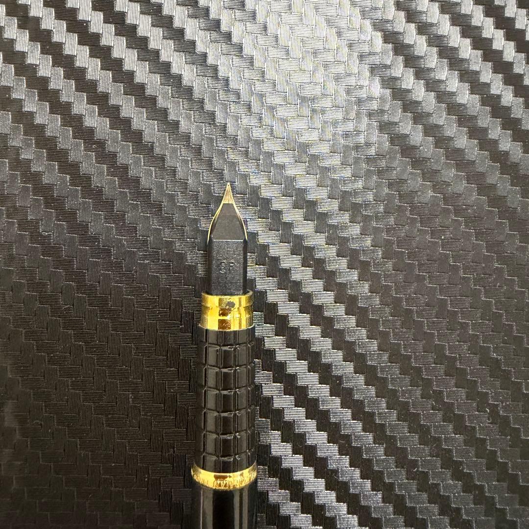 Waterman Exclusive 18K-750 black and gold fountain pen with sleek design