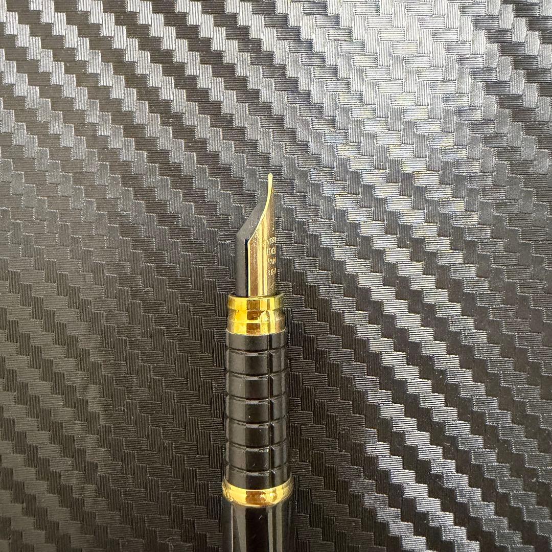 Waterman Exclusive 18K-750 black and gold fountain pen with sleek design