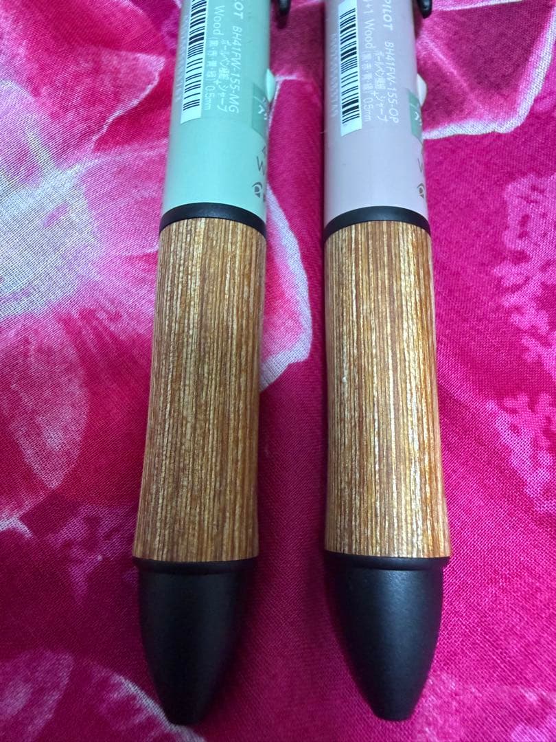 PILOT 4+1 multi-color pen set of 2 pieces with unique wood grain pattern on wooden barrels