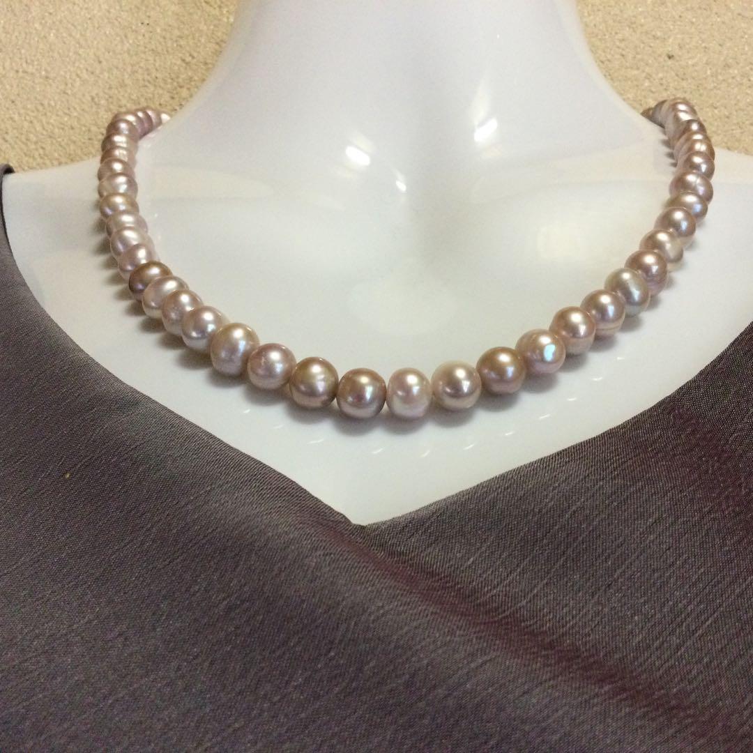 Purple freshwater pearl necklace and matching earrings with silver clasp, 45-46 cm length, round to oval pearls