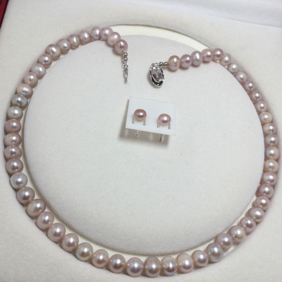 Purple freshwater pearl necklace and matching earrings with silver clasp, 45-46 cm length, round to oval pearls