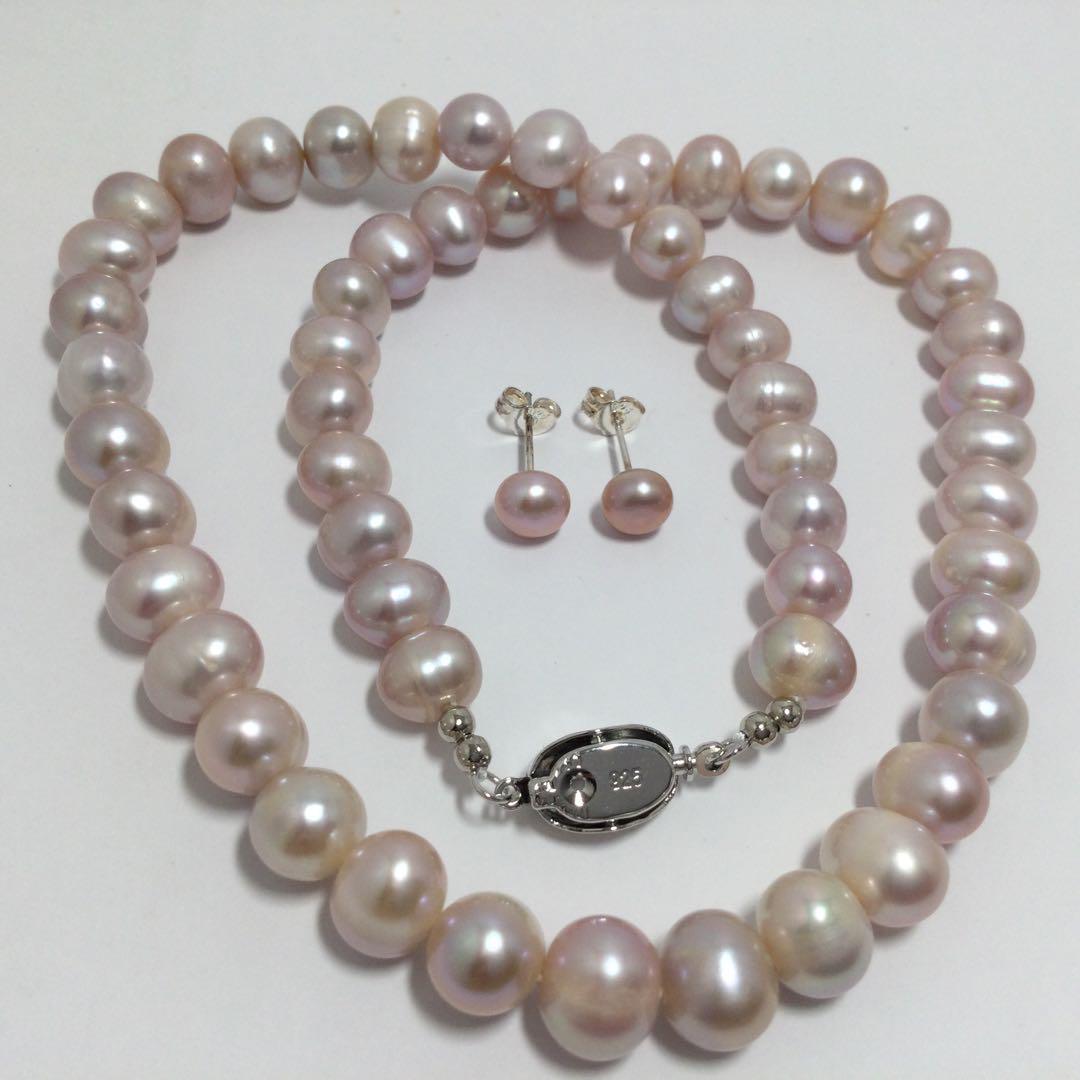 Purple freshwater pearl necklace and matching earrings with silver clasp, 45-46 cm length, round to oval pearls