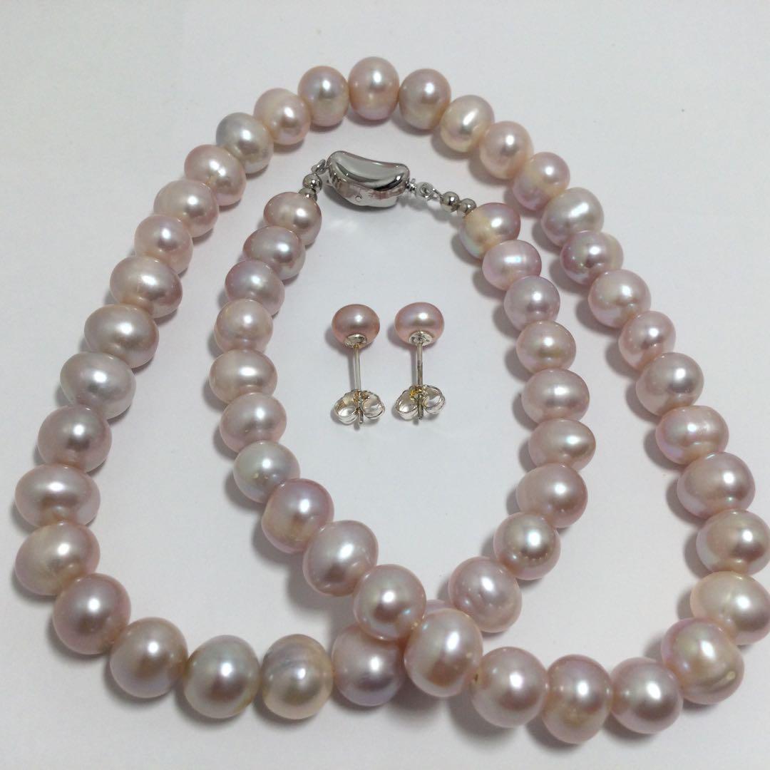 Purple freshwater pearl necklace and matching earrings with silver clasp, 45-46 cm length, round to oval pearls