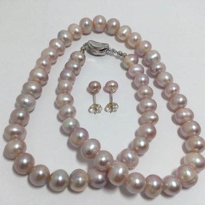 Purple freshwater pearl necklace and matching earrings with silver clasp, 45-46 cm length, round to oval pearls