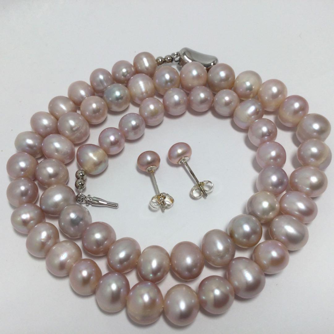 Purple freshwater pearl necklace and matching earrings with silver clasp, 45-46 cm length, round to oval pearls