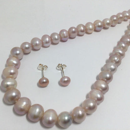 Purple freshwater pearl necklace and matching earrings with silver clasp, 45-46 cm length, round to oval pearls
