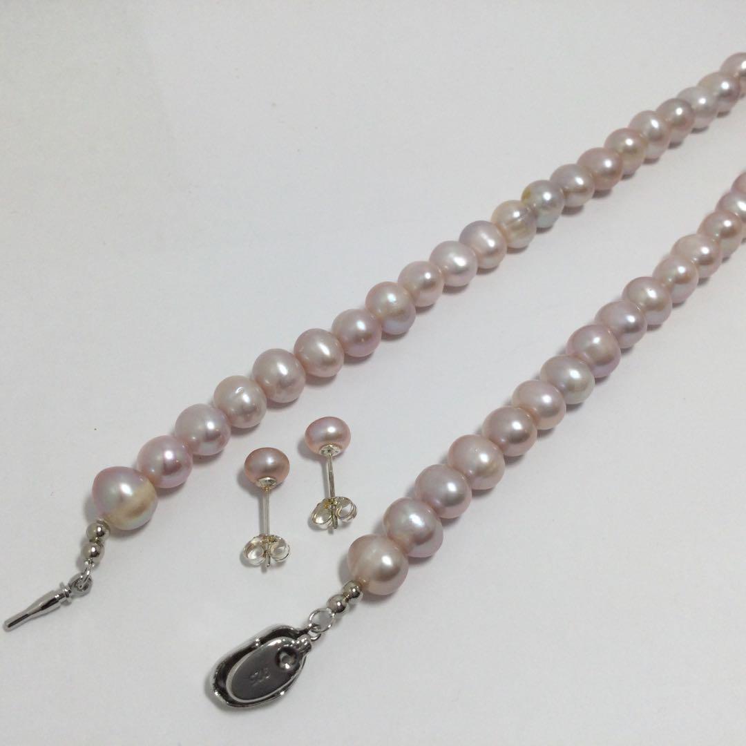 Purple freshwater pearl necklace and matching earrings with silver clasp, 45-46 cm length, round to oval pearls