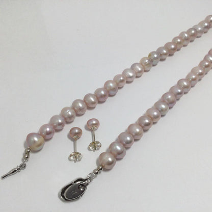 Purple freshwater pearl necklace and matching earrings with silver clasp, 45-46 cm length, round to oval pearls