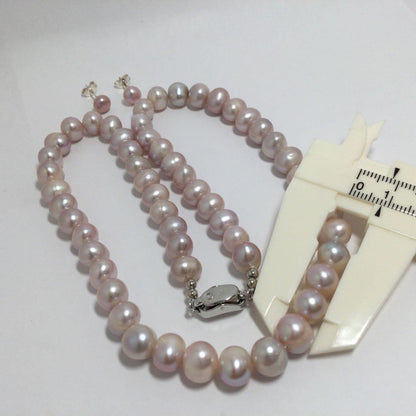 Purple freshwater pearl necklace and matching earrings with silver clasp, 45-46 cm length, round to oval pearls