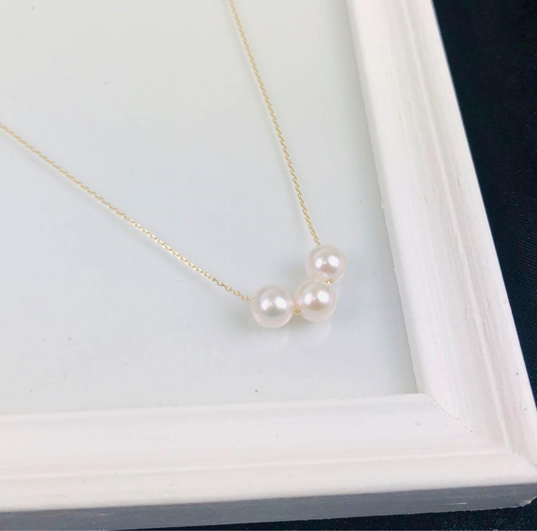 K18 18-karat gold necklace featuring 3 Akoya pearls on a 40 cm chain