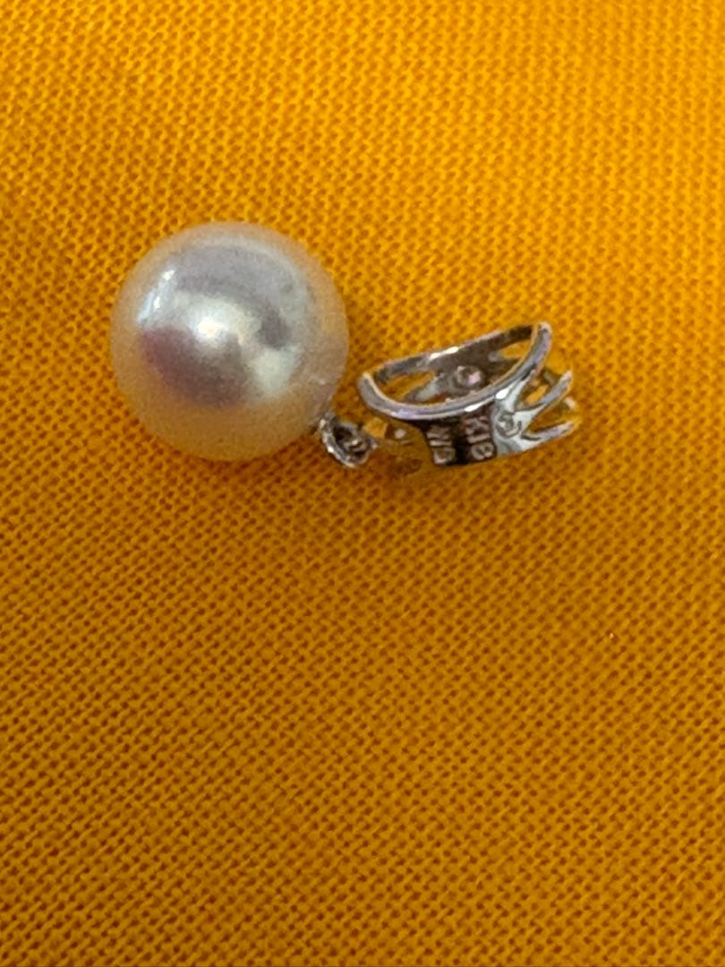Tasaki pearl necklace top in K18 white gold with small diamonds and a suspended swinging pearl