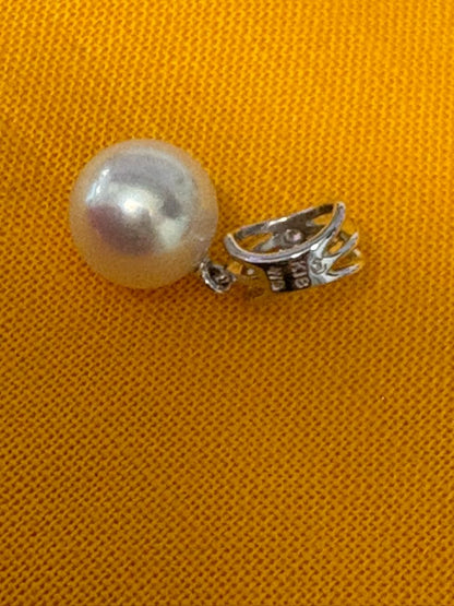 Tasaki pearl necklace top in K18 white gold with small diamonds and a suspended swinging pearl