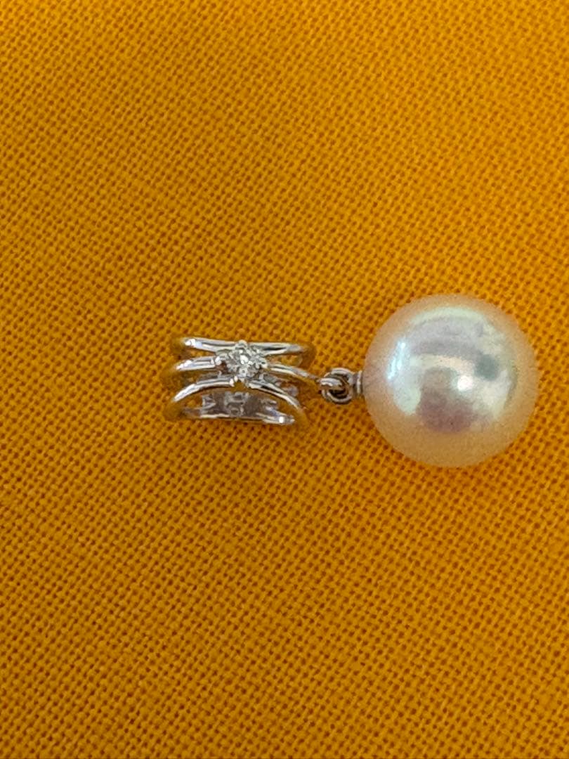 Tasaki pearl necklace top in K18 white gold with small diamonds and a suspended swinging pearl