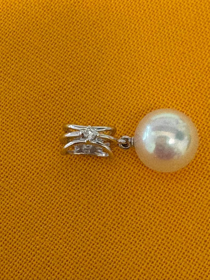 Tasaki pearl necklace top in K18 white gold with small diamonds and a suspended swinging pearl