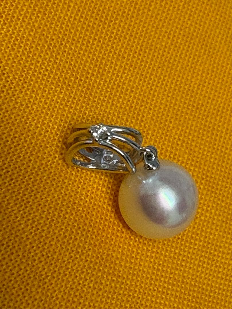 Tasaki pearl necklace top in K18 white gold with small diamonds and a suspended swinging pearl